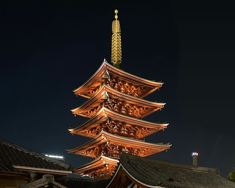 夜の浅草寺五重塔