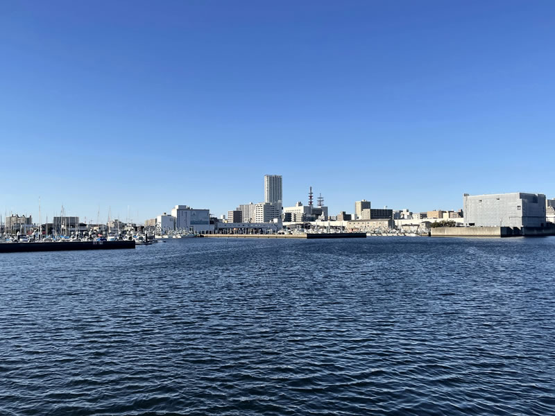 船橋港親水公園から見た船橋漁港