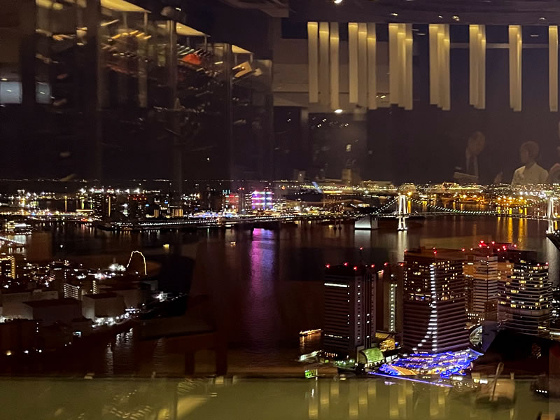 キッチン&バー 響の窓から見た東京湾の夜景