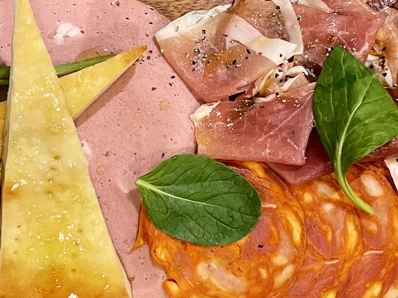谷津商店街「イタリアの台所 FLAT」のハムとサラミ盛り合わせ