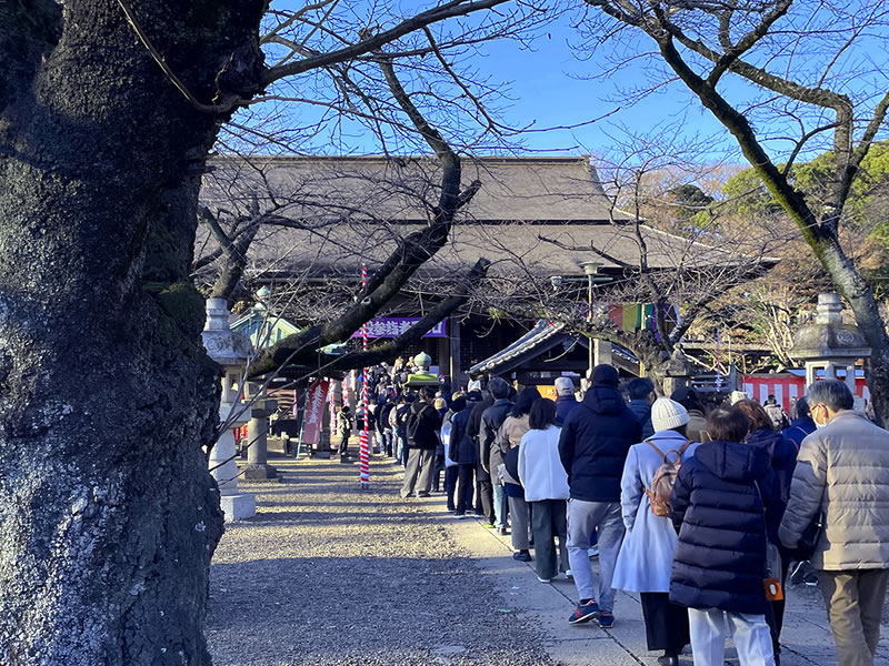 中山法華経寺参道 祖師堂と初詣の参詣者