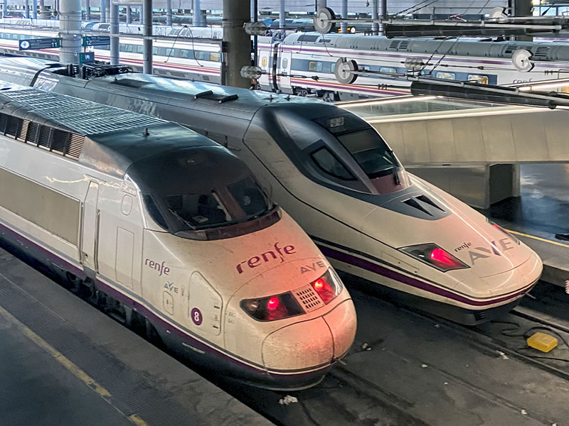 マドリード アトーチャ駅に停車中のスペイン国鉄新幹線車両