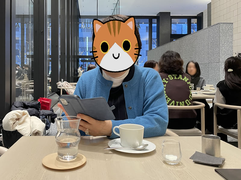 アーティゾン美術館のカフェでくつろぐ妻