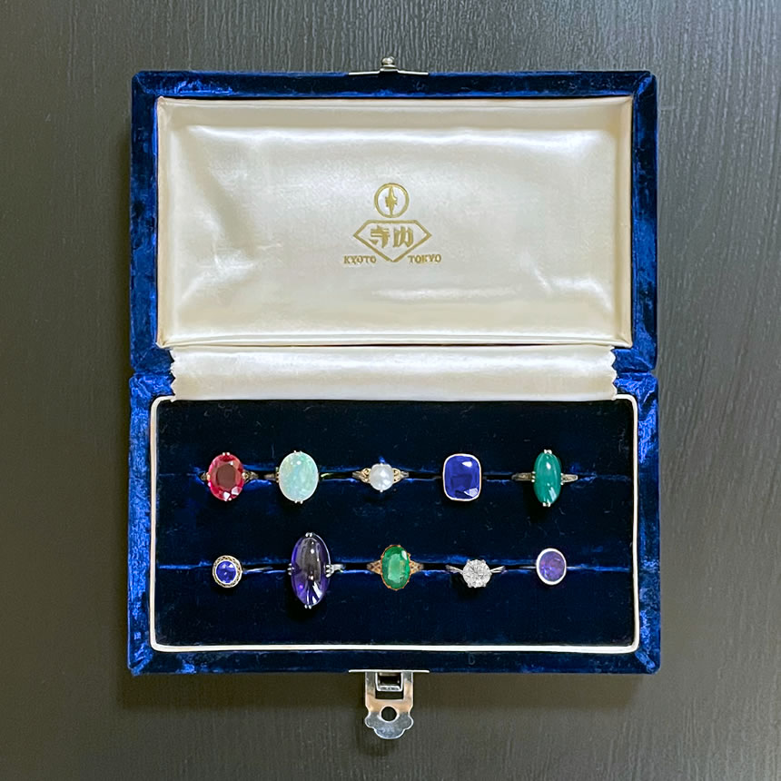 指輪を並べたジュエリーボックス