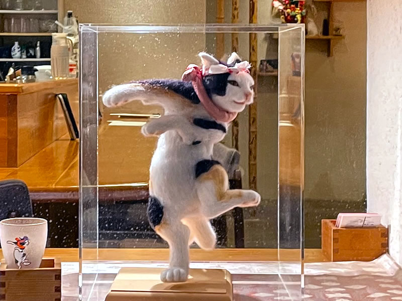 谷中 和食店 甚三紅（じんざもみ）の江戸っ子猫の置物