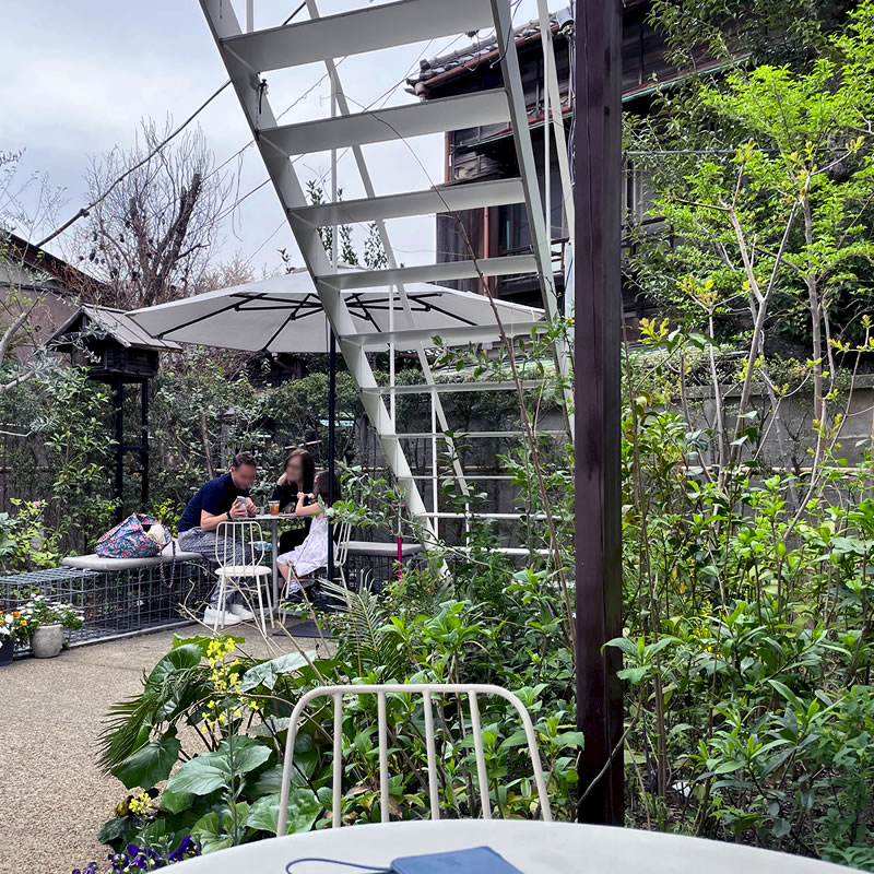 花重谷中茶屋のオープンテラスの風景