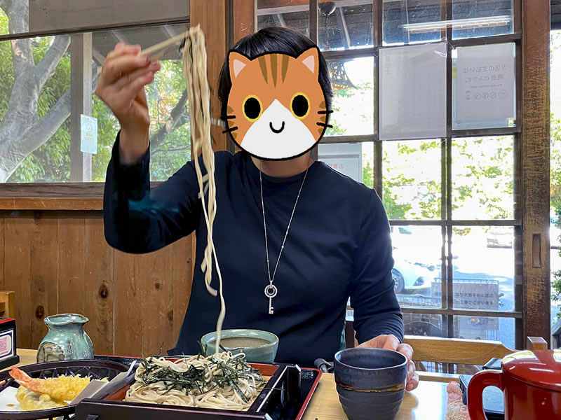 深大寺 大師茶屋で手打ち蕎麦を食べる妻