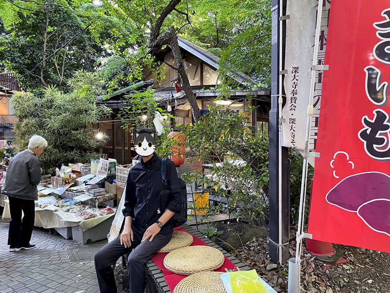 深大寺 一福茶屋の床几台に座る私