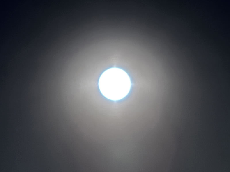 2026年5月31日の夜に撮影した満月（ブルームーン＆マイクロムーン）の写真